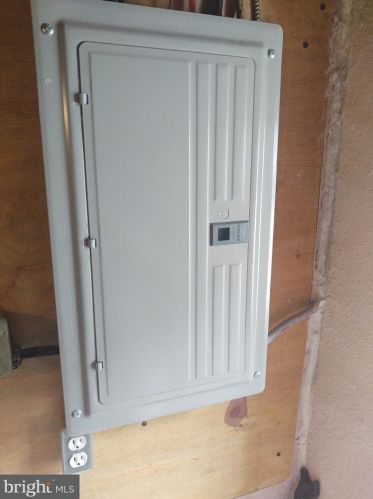 6658 Erdrick St, Philadelphia PA 19135-1604 exterior