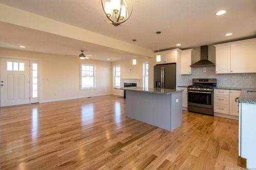 59 Gdn St, Enfield CT 06082-3650 exterior