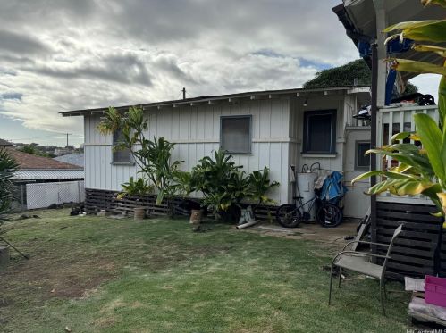 3877 Claudine St, Honolulu HI 96816-4333 exterior