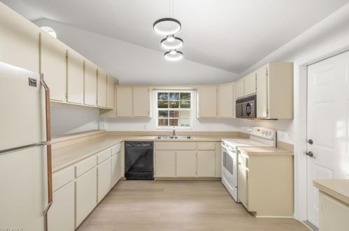 812 102 Ave, Naples FL 34108-3216 exterior