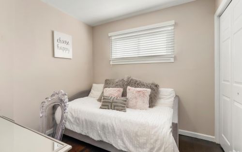 8 Lynhaven Pl, Commack NY 11725-3107 exterior