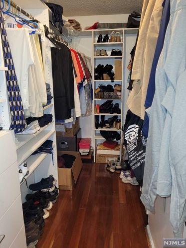 578 Holly Ct, Mahwah NJ 07430-3437 exterior