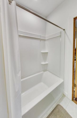 1818 Lunt Ave, Chicago IL 60645-3005 exterior