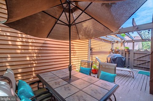 9 Riverbend Dr, New Brunswick NJ 08902-1100 exterior