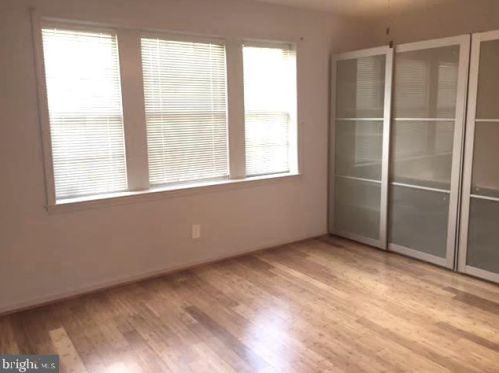 523 Bashford Ln, Alexandria, VA 22314-1135