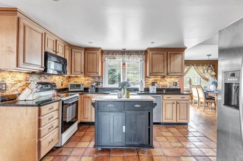 19 Cornwall Rd, Norwalk CT 06850-1807 exterior