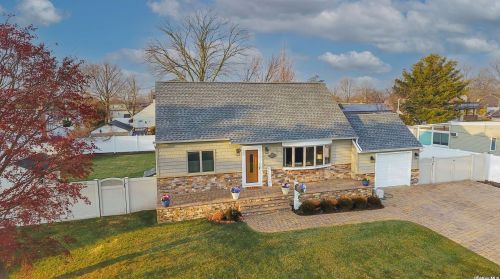 1534 1st St, Babylon, NY 11704-5060