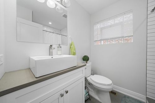 5606 Parkside Ave, Chicago IL 60646-6421 exterior