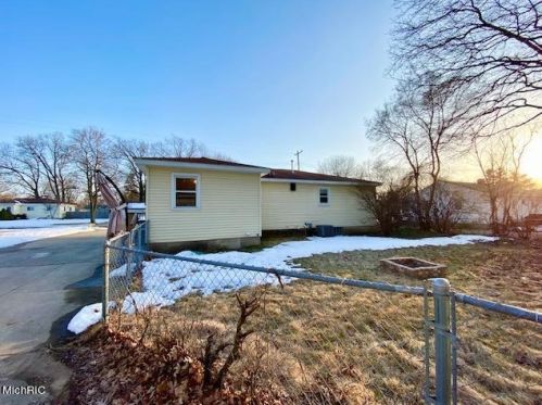 1301 Cavanagh St, Grand Rapids MI 49508-6127 exterior