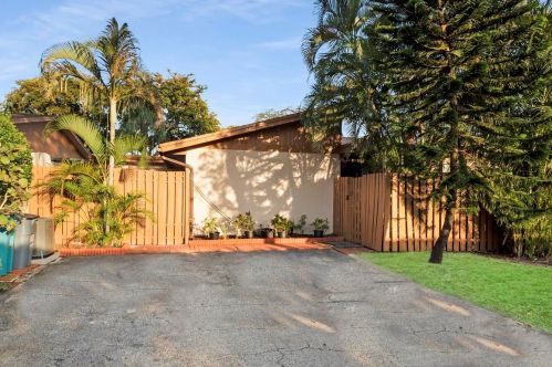 2075 24 Cir, Boynton Beach FL 33426-6578 exterior