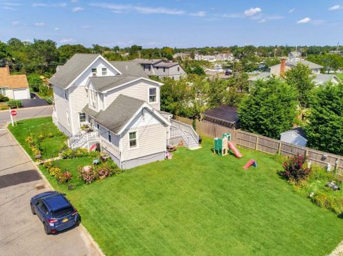 222 Cedar Ln, Babylon NY  11702-4417 exterior