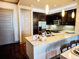 2828 Lemmon Ave, Dallas TX  75204-3706 exterior