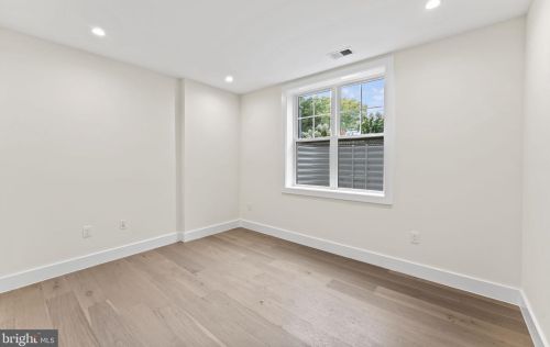 1327 Mayflower Dr, Mc Lean VA 22101-3405 exterior