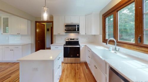 15 Malchiodi Dr, Wallingford, CT 06492-2619