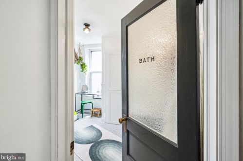 240 Fairmount Ave, Philadelphia PA  19123-2928 exterior