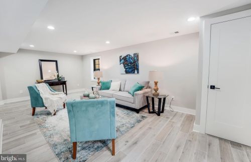 1505 Crestwood Dr, Alexandria VA  22302-2303 exterior