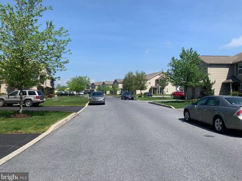 275 Thrush Dr, Hummelstown PA  17036-8835 exterior