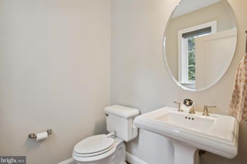 6031 Florence Ln, Alexandria VA 22310-2209 exterior