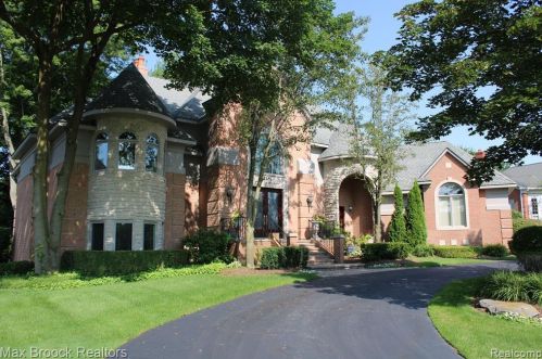 3586 Walnut Brk Dr, Rochester MI 48309-4065 exterior