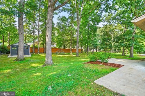 18011 Ml Crk Dr, Rockville MD 20855-1023 exterior