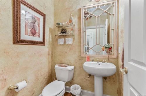 19 Caruso Pl, Armonk NY 10504-1366 exterior