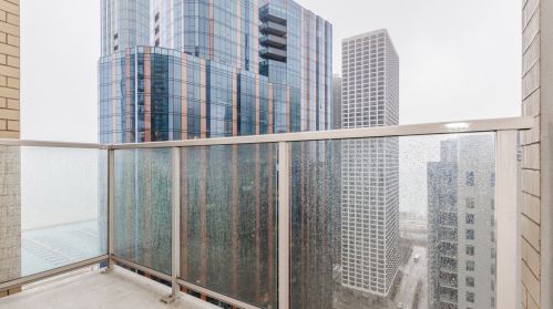 420 Waterside Dr, Chicago IL  60601-4700 exterior