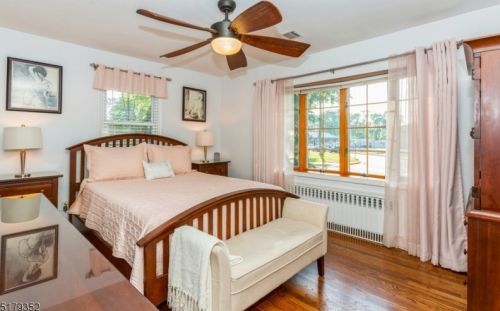 26 Acorn Dr, Clark NJ 07066-2109 exterior