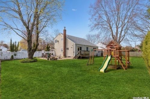 16 Dovecote Ln, Commack NY 11725-2707 exterior