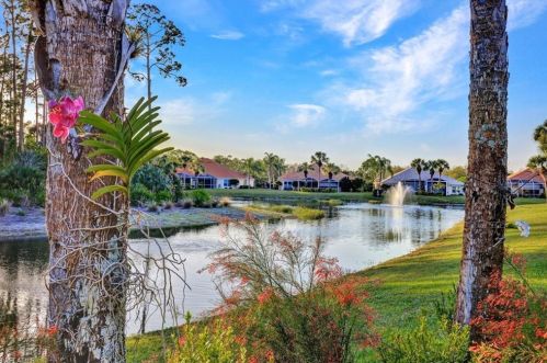 5893 Northridge Dr, Naples FL 34110-2376 exterior