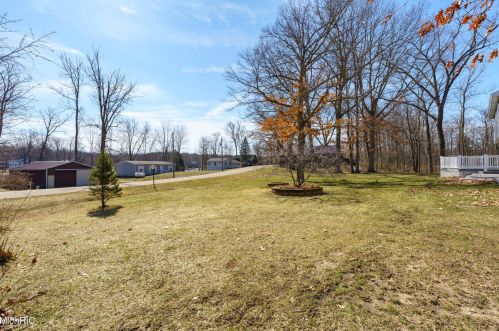 45551 Peninsula Dr, Grand Junction MI 49056-9462 exterior