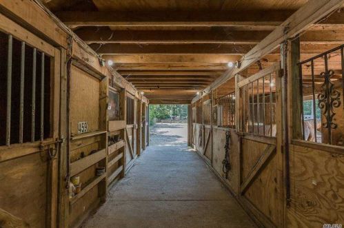 1370 Walnut Ave, Bohemia NY 11716-2110 exterior