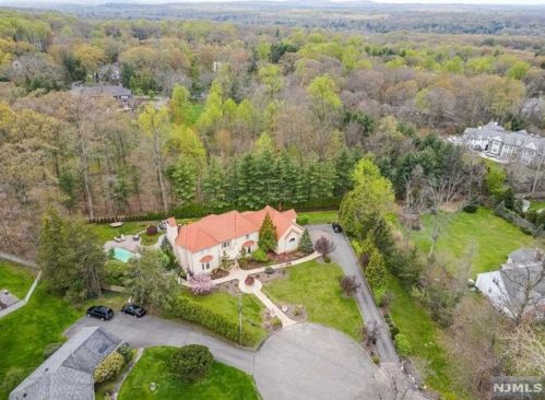 1 Dimmig Ct, Upper Saddle River NJ  07458-2201 exterior