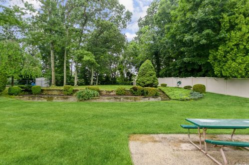 37 Cross Bow Ln, Commack NY 11725-1205 exterior