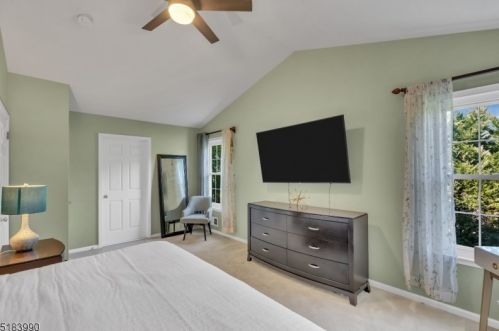 41 Heinrick Way, Bridgewater NJ 08807-5660 exterior