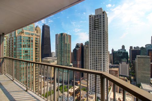 10 Ontario St, Chicago IL  60654-3809 exterior