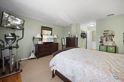 4 Grn Ave, Valley Cottage NY 10989-1807 exterior