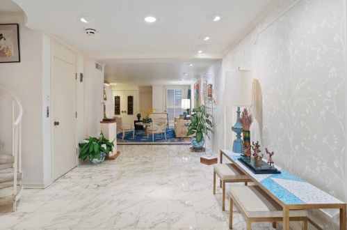 56 Elm St, Chicago, IL 60611-1016