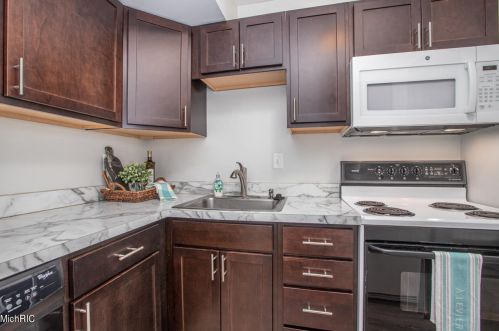 3630 Kenbrooke Ct, Kalamazoo MI 49006-5437 exterior