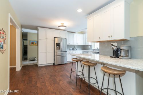 1360 Crooked Lk Dr, Kalamazoo MI 49009-8950 exterior