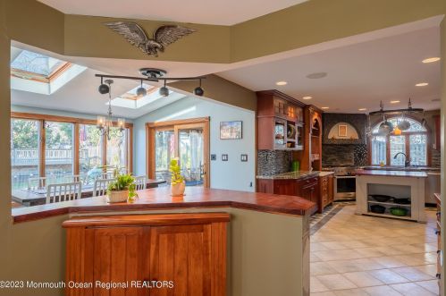 15 Hartshorne Pl, Middletown NJ  07748-2520 exterior