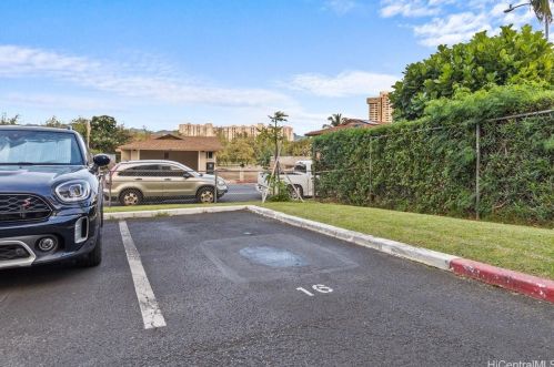 949 Ala Nanala St, Honolulu HI 96818-2952 exterior