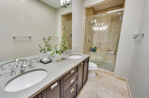 579 Hawthorne Pl, Chicago IL  60657-2922 exterior