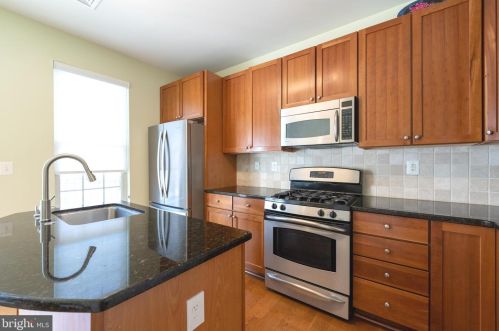 206 Admirals Way, Philadelphia PA 19146-5213 exterior