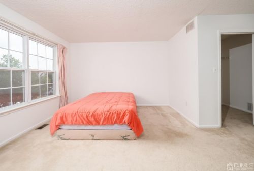 91 Inverness Dr, Edison NJ 08820-4654 exterior