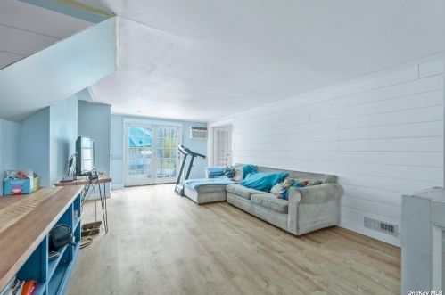 2 Miandra Ct, Huntington Station NY 11746-1116 exterior