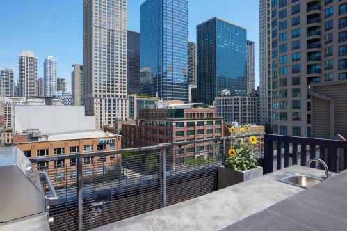 154 Hubbard St, Chicago IL  60654-4552 exterior