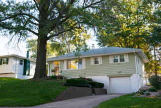 3027 49th St, Omaha, NE 68106-3952