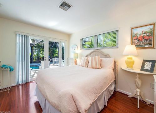 1550 Sandpiper St, Naples FL 34102-1595 exterior