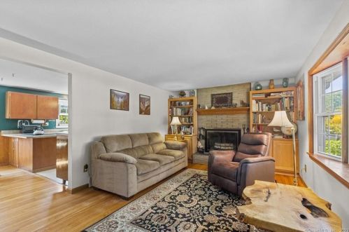 12 Maxwell Dr, Milford CT 06461-2738 exterior