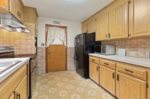 28 Bungay Ter, Seymour CT 06483-2511 exterior